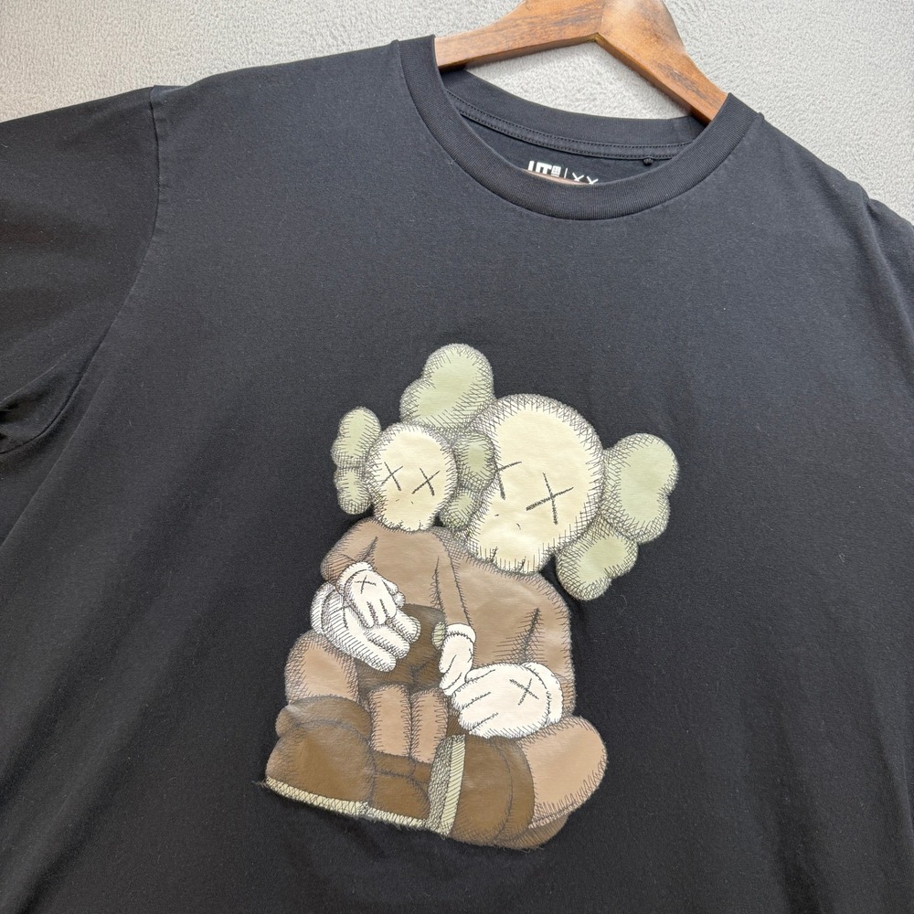 Uniqlo UT KAWS Graphic T-Shirt Mens XXL Black Cotton Streetwear Short Sleeve Tee